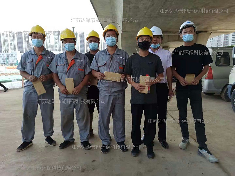 达泽环保工程部在对六合区和浦口区的救护车洗消中心污水进行防渗及污水处理系统建设后合影 达泽环保工程部在对六合区和浦口区的救护车洗消中心污水进行防渗及污水处理系统建设后合影