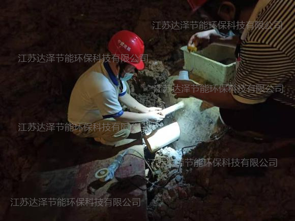 达泽环保的员工们在对六合区和浦口区的救护车洗消中心污水进行防渗及污水处理系统建设 达泽环保的员工们在对六合区和浦口区的救护车洗消中心污水进行防渗及污水处理系统建设