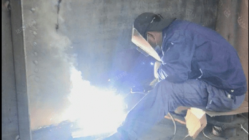 达泽环保工作人员正在紧张工作 达泽环保工作人员正在紧张工作