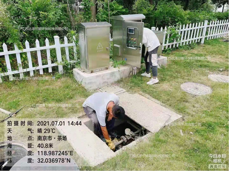 达泽工作人员在烈日下工作 达泽工作人员在烈日下工作