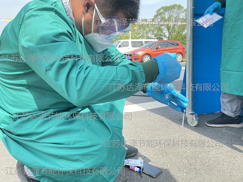 达泽环保工作人员在做余氯测试 达泽环保工作人员在做余氯测试