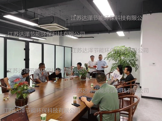 工程部负责人王贤荣王总给工程部伙伴们带去了实质性慰问 工程部负责人王贤荣王总给工程部伙伴们带去了实质性慰问